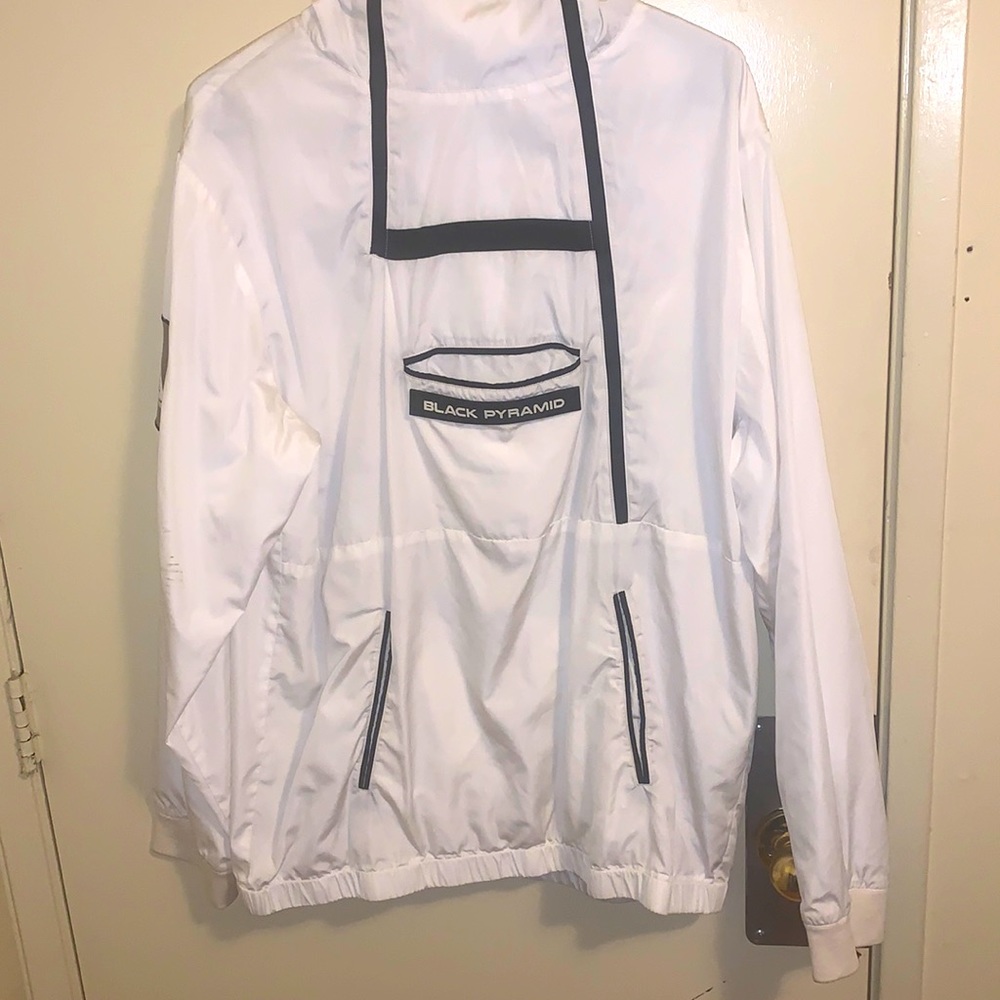 Black pyramid Size Large